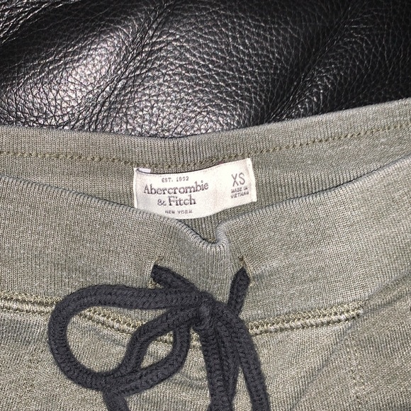 Abercrombie women’s lounge pants in army green XS - Picture 2 of 5